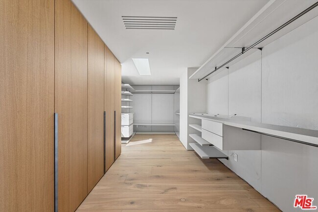 Building Photo - 2501 Banyan Dr