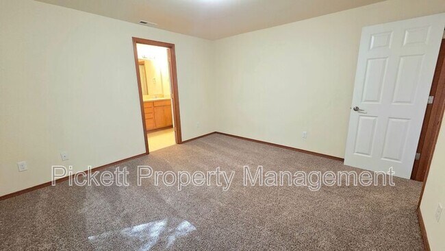 Building Photo - 6710 Takota Pl NE