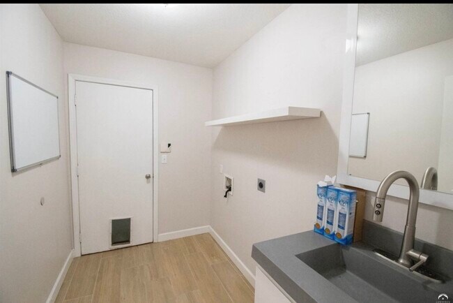 Washer and dryer/mudroom main floor - 1524 Foxfire Dr