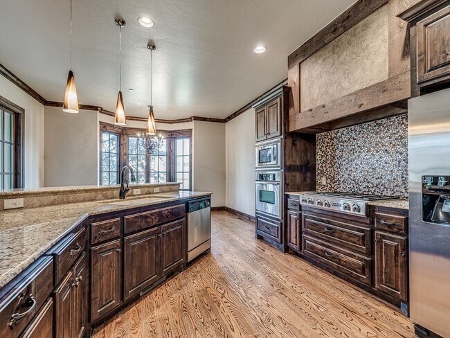 Building Photo - Luxury Townhome in Edmond + Near Rose Cree...