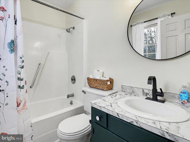 Building Photo - 902 Cypress St