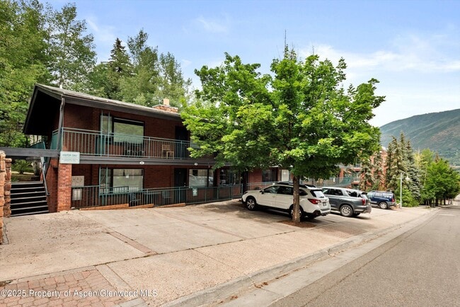 Building Photo - 731 S Mill St