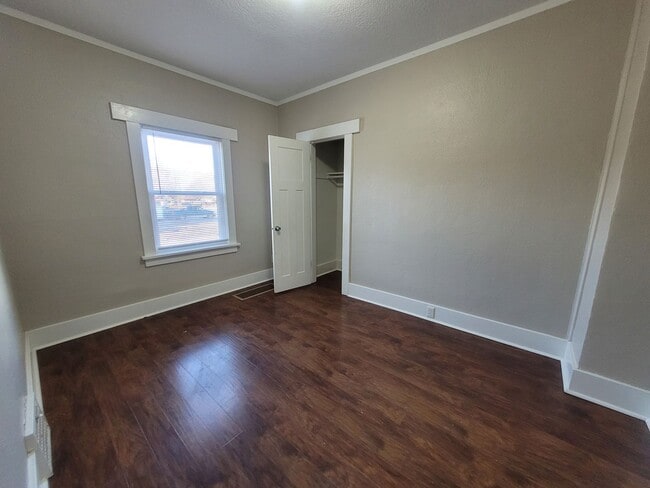 Building Photo - 2 Bedroom, 1 Bathroom Home with Detached Garage!