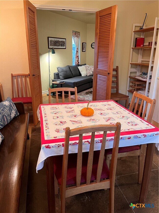 Building Photo - 121 Butler Ln