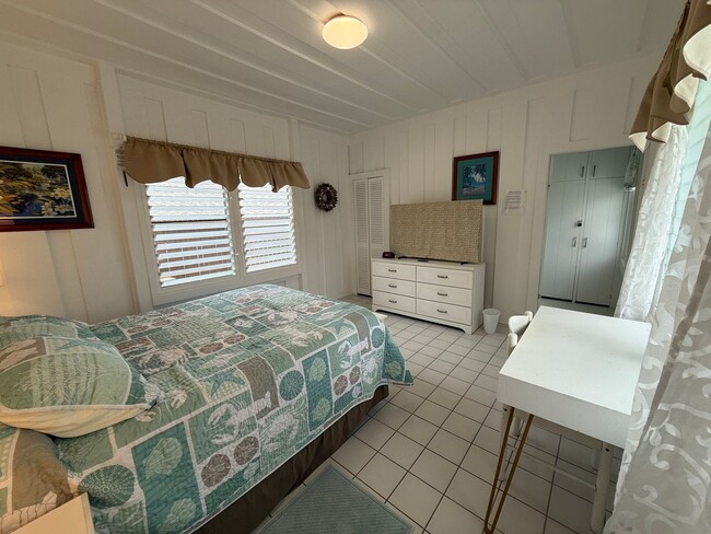 Building Photo - May to October ocean front 2/2 rental