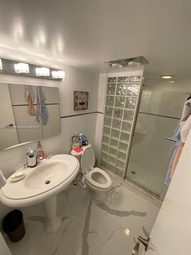 Building Photo - 3675 N Country Club Dr