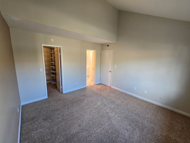 Building Photo - Clairemont. 3 br., 2 ba. Townhome with Garage