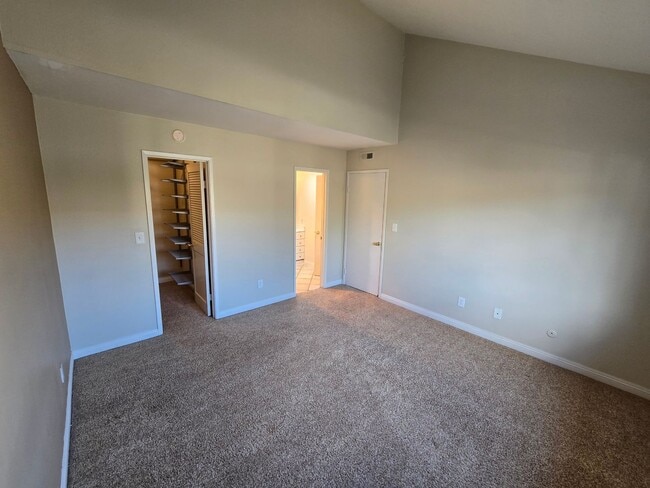 Building Photo - Spacious & Upgraded Clairemont Townhome – Prime Central Location!