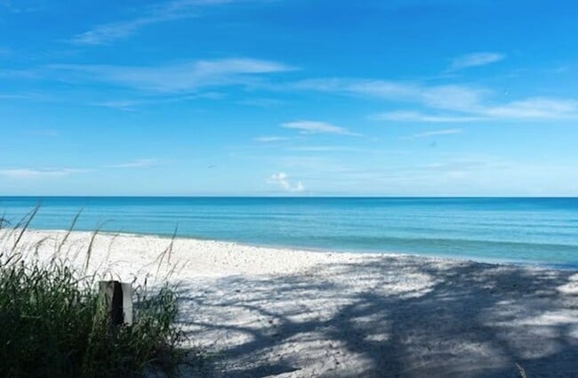 Building Photo - ** SPACIOUS 3 BED/2 BATH COACH HOME WITH T...