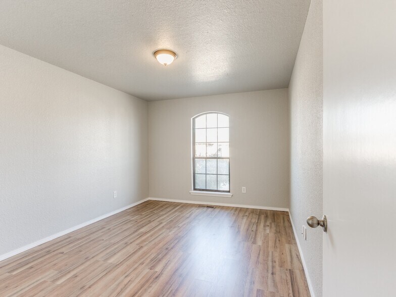 Building Photo - 509 Bluegrass Ln