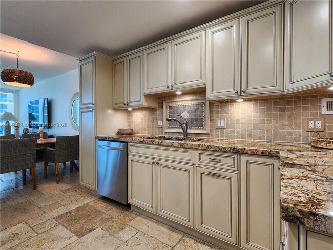 Building Photo - 3505 S Ocean Dr