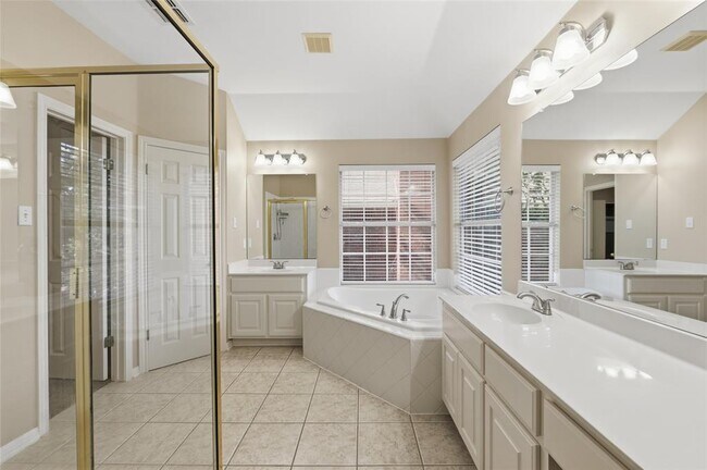 Building Photo - 15201 Calaveras Dr