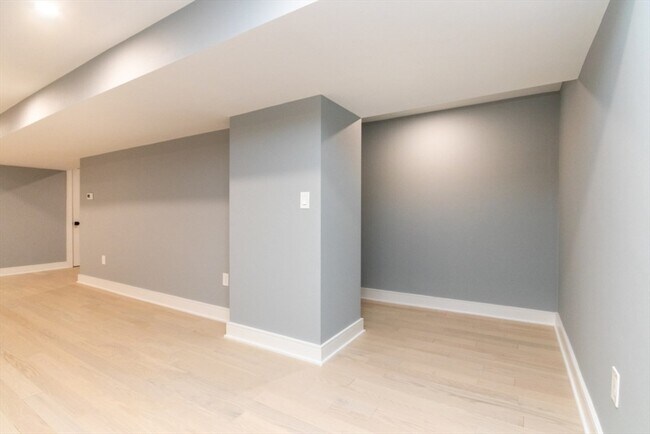 Building Photo - 140 Otis St