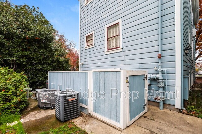 Building Photo - 1106 G St