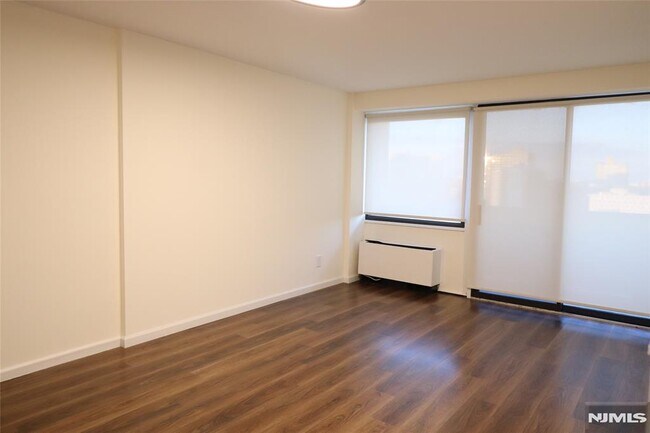 Building Photo - 1600 Center St