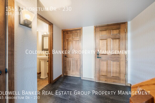 Building Photo - 1545 Arboretum Dr