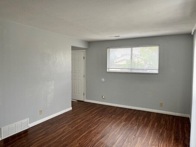 Building Photo - 326 W 4 Plex