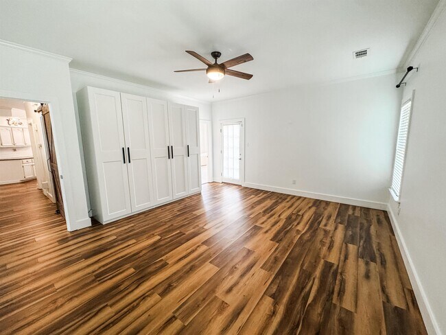 Building Photo - 705 Cotham Dr