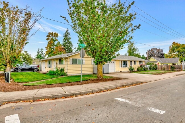Building Photo - Savage / Ellis Duplex