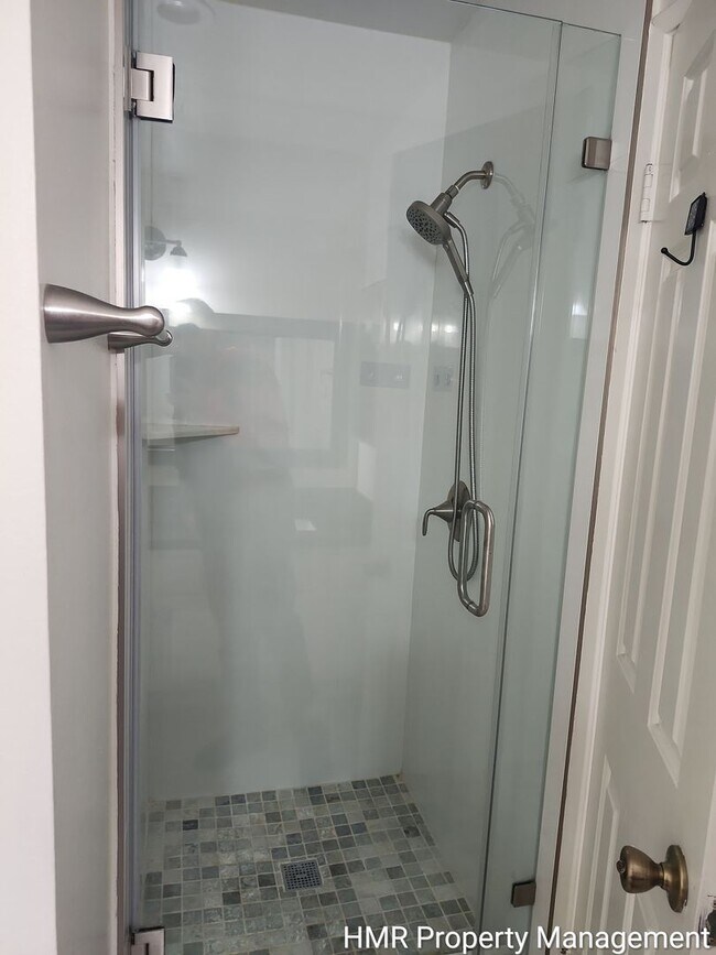 Building Photo - Large Condo in Claremont