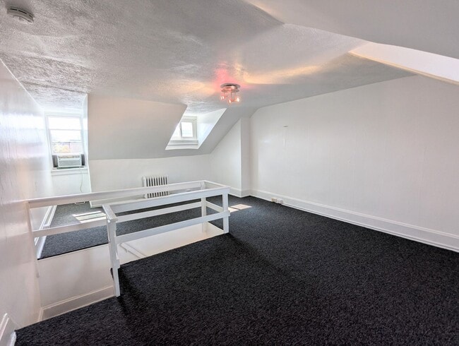 Building Photo - 4 Bedroom 1 Bathroom Single Family Home in...