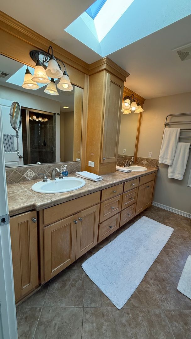 Building Photo - Pristine Single-Family Home in the Heart o...
