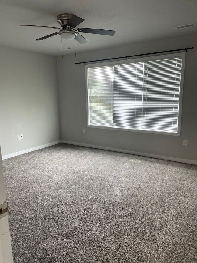 Building Photo - 3 bedroom 3 bathroom Single-Family Home in...