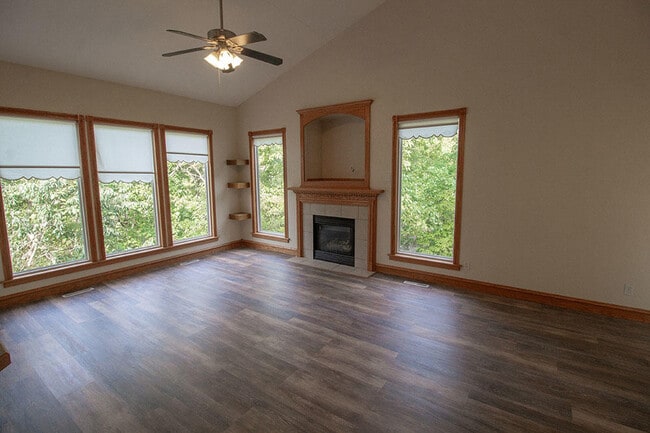 Building Photo - 1420 Bradford Dr