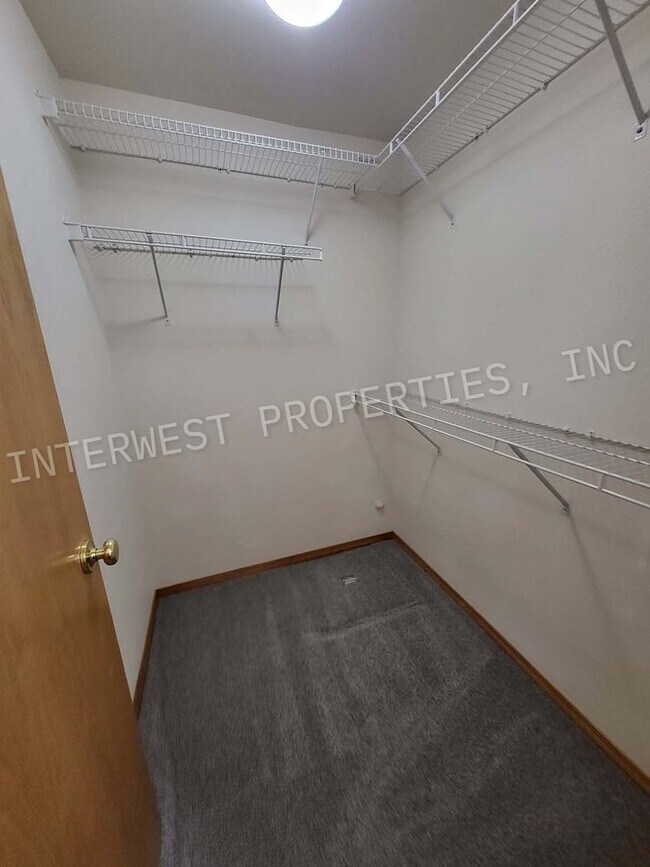 Building Photo - Spacious 3Bd Ba Ranch Style Home With A/C,...