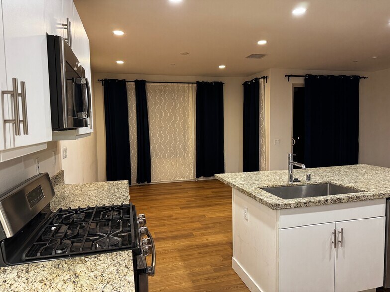 Building Photo - 32 Finch