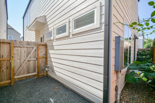 Building Photo - 310 Cyclamen St