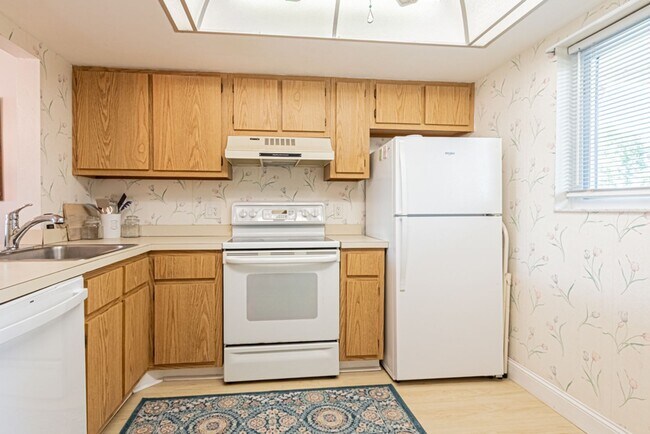 Building Photo - AVAILABLE NOW! Furnished Ground-Floor End Unit | Lake & Pool Views | Minutes to Marco Island & Do...