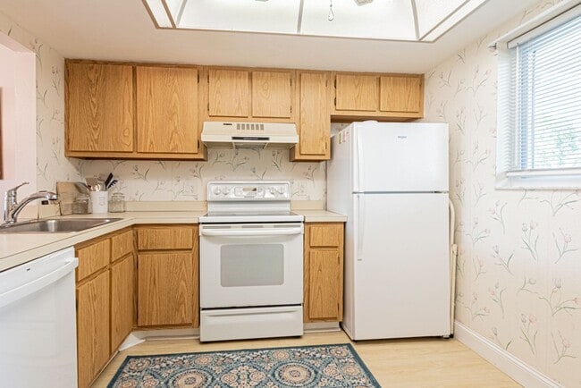 Building Photo - Ground Floor End Unit 2-Bed Condo with Lake Views | AVAIL NOW
