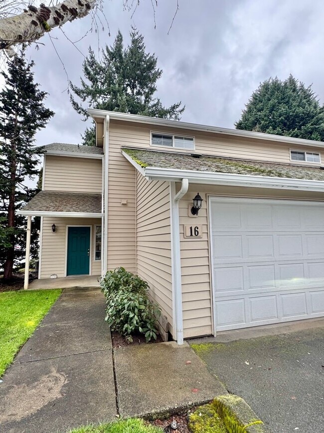 Building Photo - MOVE IN SPECIAL!  Beautifully Remodeled, Easy Living Townhome. Location, Location!