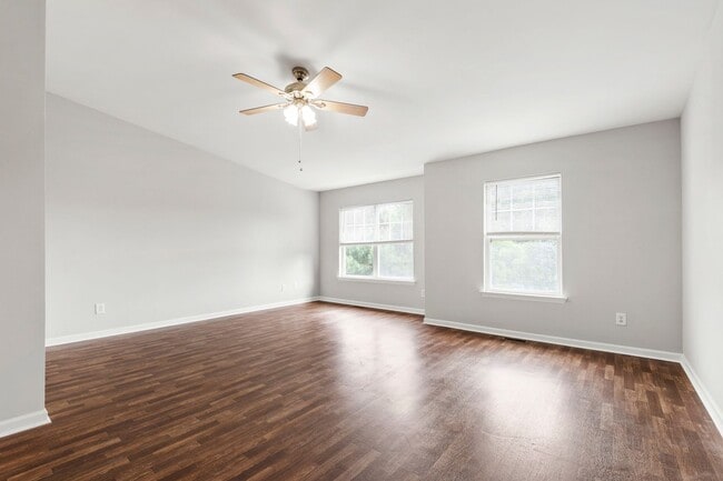 Building Photo - Beautifully Updated 3-Bedroom Townhome Nea...
