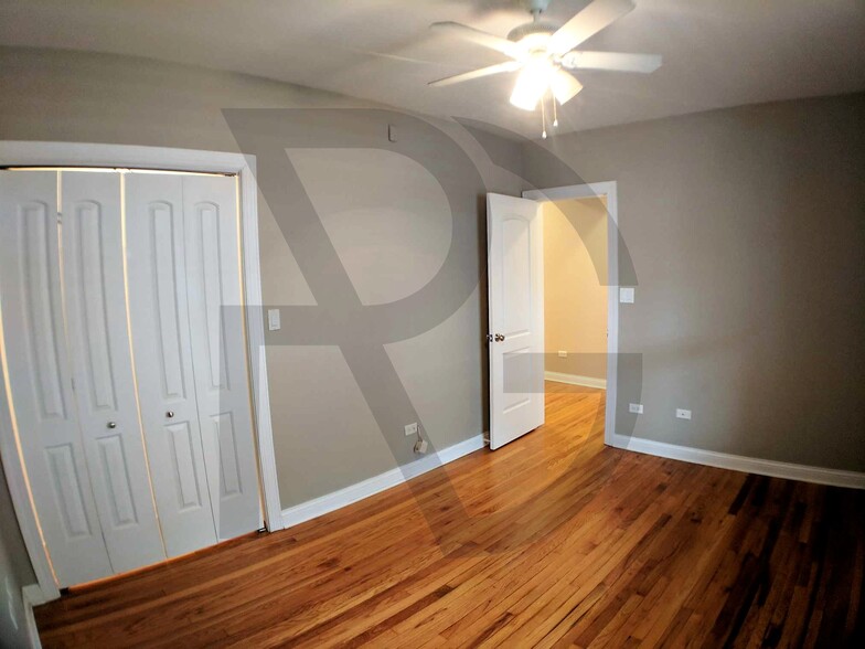 Building Photo - 3804 N Marshfield Ave