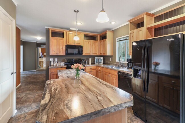 Building Photo - 3 Bed 2 Bath - A/C - Dog per Approval - NA...