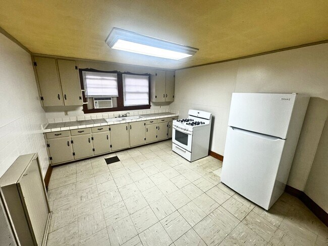 Building Photo - 704 E Thomas St