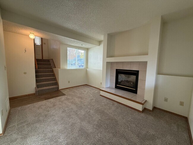 Building Photo - Near Ft Carson, 1342sf Bi-level, 3bd/2ba/2...