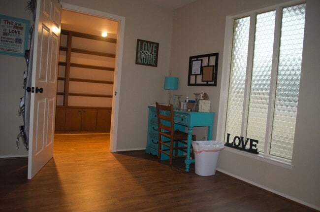 Building Photo - AUGUST PRE-LEASE!  Spacious 4 Bedroom 2 Bathroom Home CLOSE TO CAMPUS