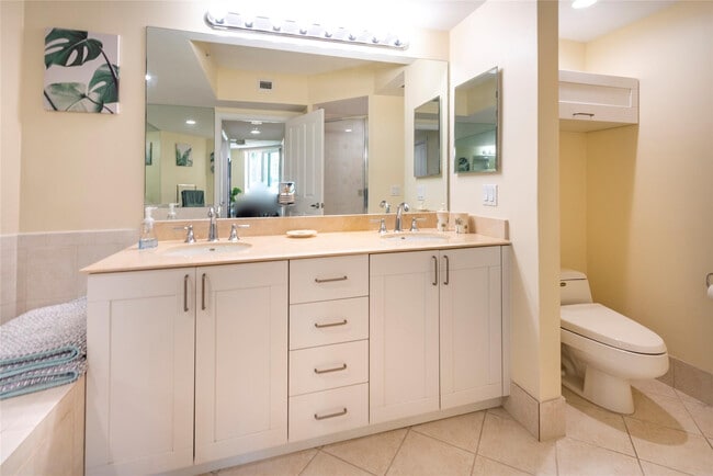 Building Photo - 401 SW 4th Ave