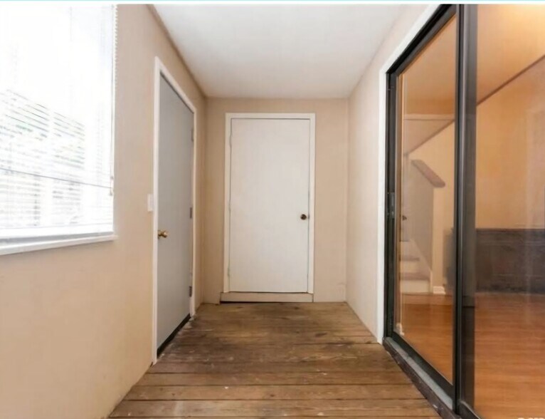 Building Photo - 5431 NW 33rd Pl