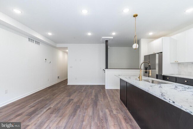 Building Photo - 608 S American St
