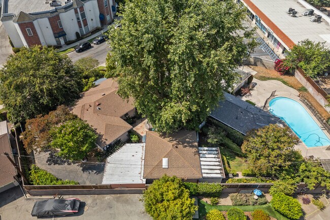 Building Photo - 467 Irving Dr