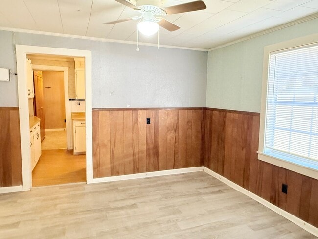 Building Photo - Charming 3-Bedroom Home With Screened Fron...
