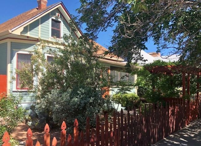 Building Photo - HISTORIC QUEEN ANNE 3 Bedroom  2 Bath