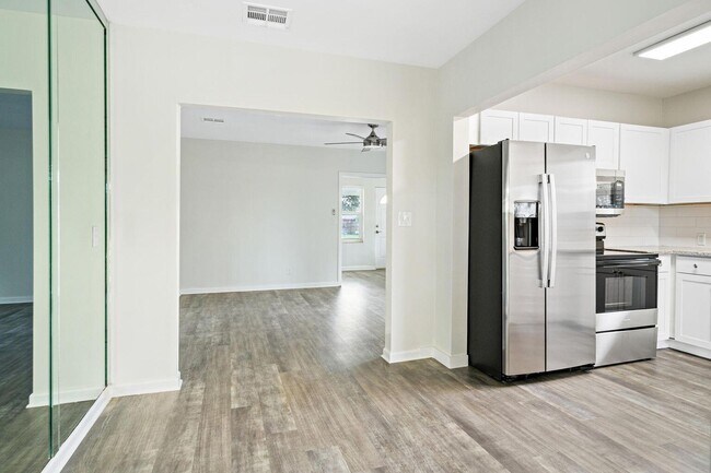 Building Photo - 1205 Longwood St