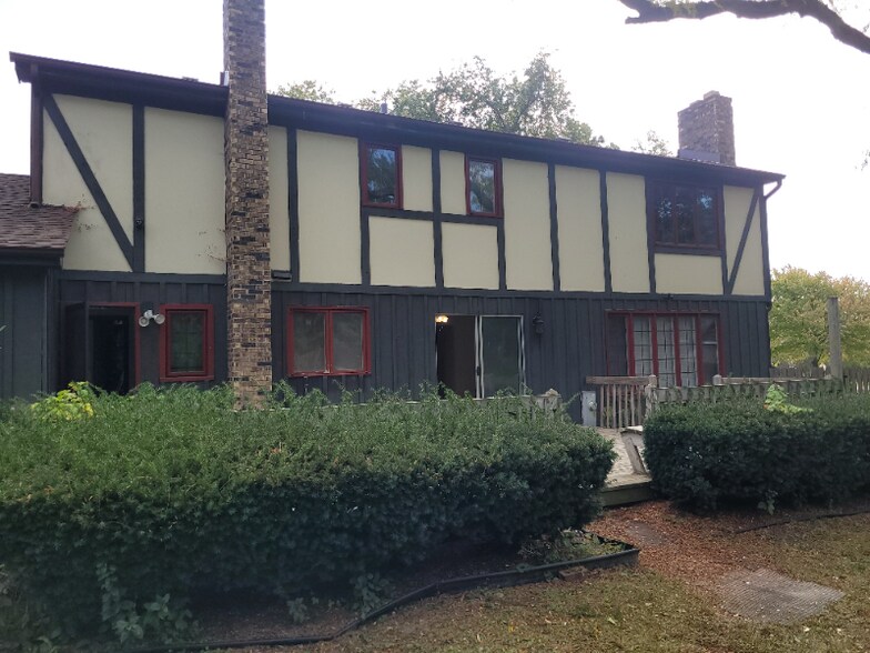 Building Photo - 10 Sherwood Rd