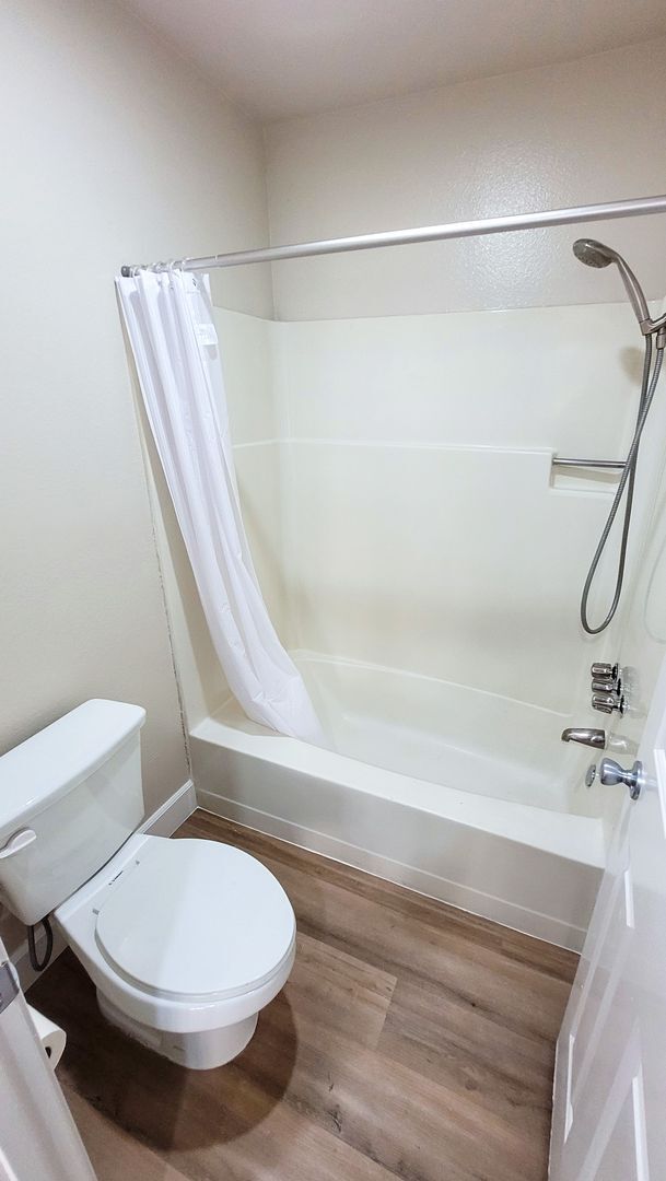 Building Photo - Beautifully Remodeled 3 Bed 3 Bath Townhou...