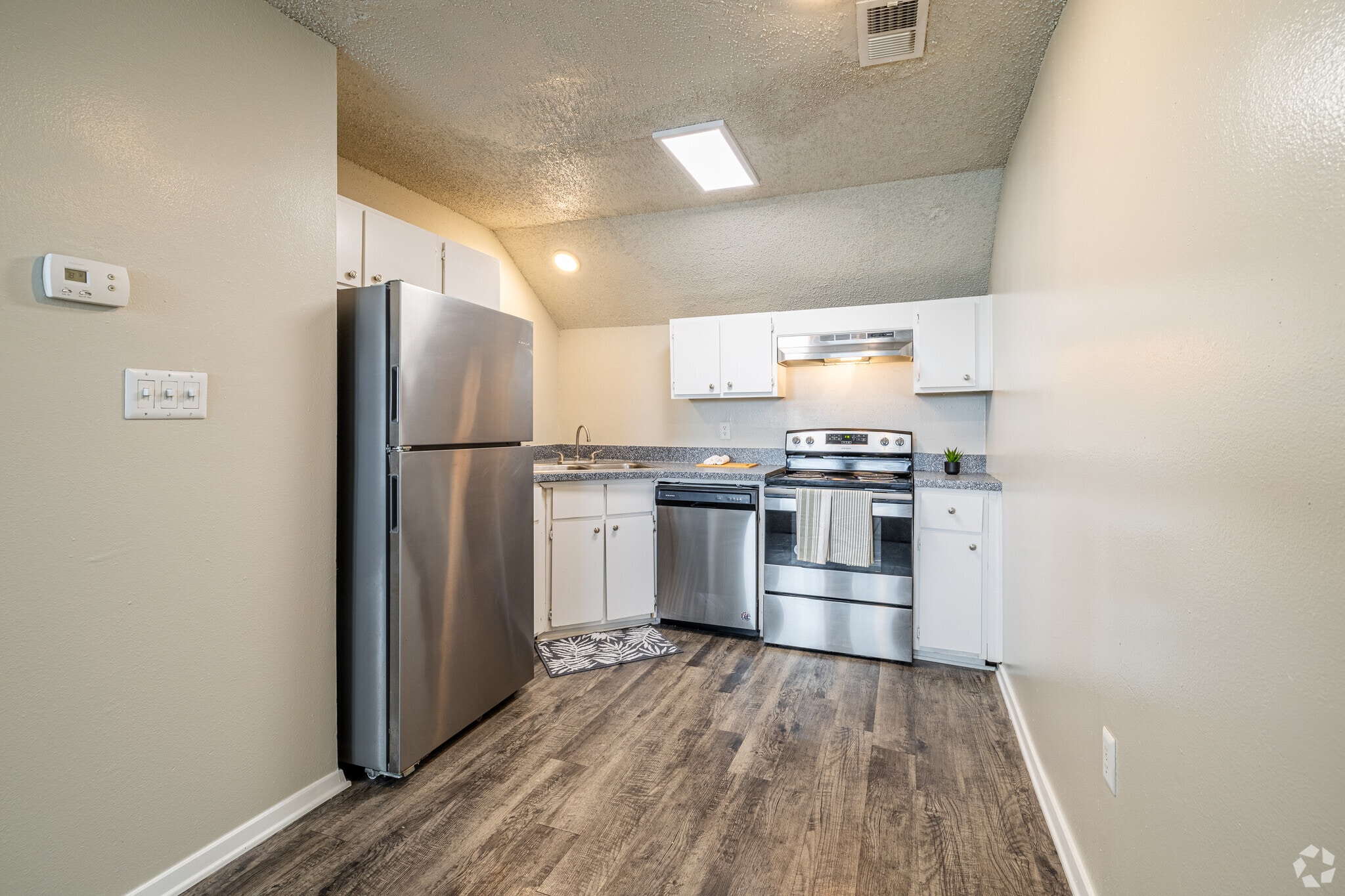 1BR, 1BA - 620SF - Kitchen - Emory on Grand